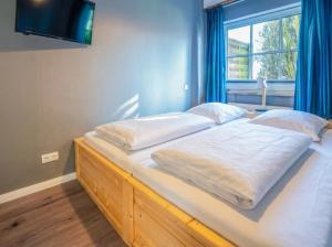 two twin beds in a room with a window at FerienGut Gaarz - Im Park 3 in Göhl