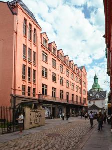 eine Gruppe von Gebäuden in einer Straße, auf der Menschen spazieren gehen in der Unterkunft NEW JULY 2026! BREEZE Bergen City - Self Service in Bergen