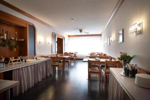 a dining room with tables and chairs in a restaurant at Hotel Baeren in Leimen