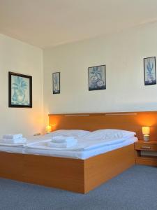 ein großes Bett in einem Zimmer mit zwei Lampen darauf in der Unterkunft Hotel Astra in Prag + 83 Fotos