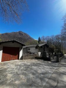 Ein Haus mit einem Berg im Hintergrund in der Unterkunft Casa Foresta in Maggia + 21 Fotos