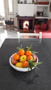 Montoro InferioreにあるB&B Sun Gardenの暖炉付きのリビングルームにフルーツを入れた鉢