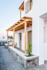 eine Pergola an der Seite eines Hauses in der Unterkunft Vilos Suites in Pollonia