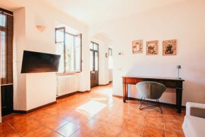 a living room with a desk and a television at La casa di Solcio - Lakeside srl L&B in Lesa