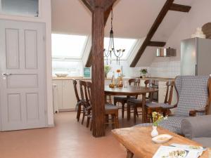 eine Küche und ein Wohnzimmer mit Tisch und Stühlen in der Unterkunft Ostseeferien Evershof in Travemünde