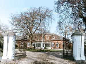 ein Eingang zu einem Backsteinhaus mit zwei Toren in der Unterkunft Ostseeferien Evershof in Travemünde