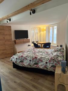 a bedroom with a bed and a table with chairs at Casa Polly in Rovereto