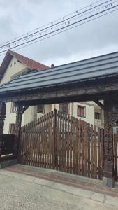 a wooden fence in front of a house at Pensiunea Rozalina in Rozavlea