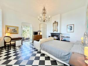ein Schlafzimmer mit einem Bett, einem Schreibtisch und einem Klavier in der Unterkunft ALBA in Levanto