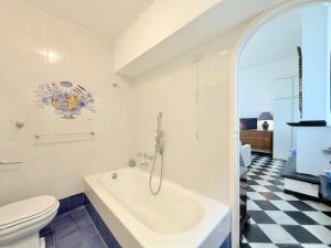 ein Badezimmer mit einer weißen Badewanne und einer Toilette in der Unterkunft ALBA in Levanto