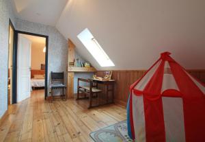 a room with a tent and a bedroom at Gîte G40 in Marchésieux