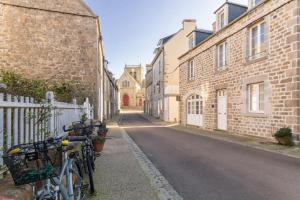 a row of bikes parked on the side of a street at Gîte G4 in Barfleur