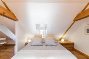 a bedroom with a large bed in a attic at Gîte G4 in Barfleur