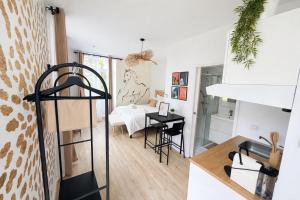 a small apartment with a kitchen and a dining room at La Villa Blanche Appart hôtel in Salles