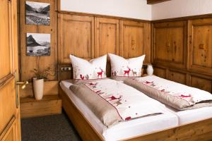 Un dormitorio con una cama con rosas rojas. en Chalet am Frohmarkt, en Oberstdorf