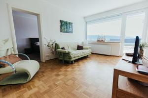 a living room with a couch and a chair at Ferienwohnung Aussichtsreich in Bad Pyrmont