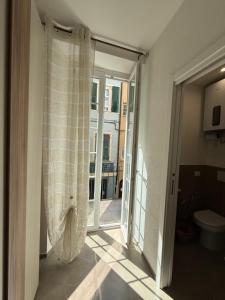 a bathroom with a shower curtain and a toilet at Chiara in Cairo Montenotte