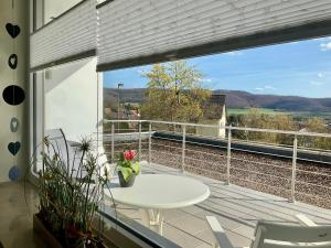 a balcony with a table and a view of the tracks at Ferienwohnung Aussichtsreich in Bad Pyrmont