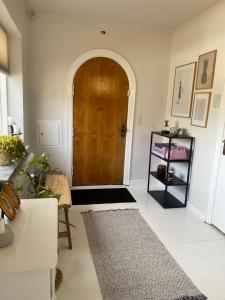 a living room with a wooden door and a rug at Skøn lejlighed i centrum in Herning
