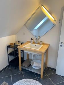 a bathroom with a sink and a mirror at Skøn lejlighed i centrum in Herning