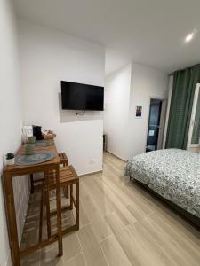 a bedroom with a bed and a table and a bed gmaxwell gmaxwell gmaxwell at Heart Of Bari in Bari