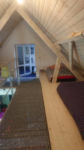a room with two beds in a attic at Loft ça suffit, Eddy! in Zingem