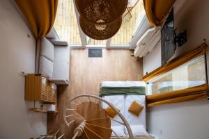 ein kleines Zimmer mit einem Bett und einem Fenster in der Unterkunft Ypsilon - Pixel in Târgu Secuiesc