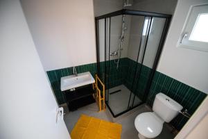ein Badezimmer mit Dusche, Toilette und Waschbecken in der Unterkunft Ypsilon - Pixel in Târgu Secuiesc + 19 Fotos