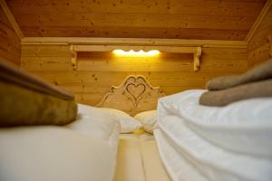 Postel nebo postele na pokoji v ubytování Ferienhäuser Tschofen Garfrescha