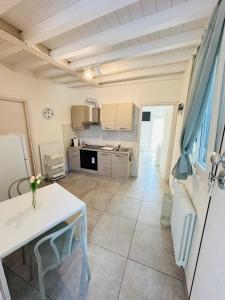a living room with a table and a kitchen at Giardini B&B in Modena