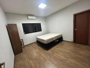 a room with a bed and a window in it at Rancho Vida Boa em Miguelopolis in Miguelópolis