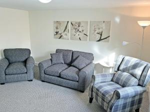two chairs and a chair in a living room at Rose Cottage - Uk51373 in Winston
