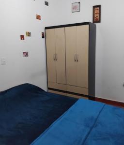 a bedroom with a bed and a large closet at Ap do Edney Águas de Lindoia in Águas de Lindoia