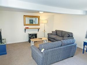 a living room with two couches and a table at Ivy Cottage - Uk51372 in Winston