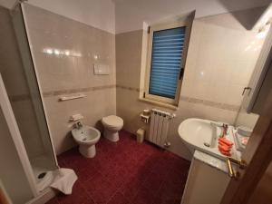a bathroom with a toilet and a tub and a sink at Tiber Domus Trevignano in Trevignano Romano