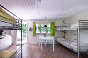 a dorm room with a table and bunk beds at Djulöcamping in Katrineholm
