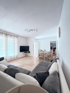a living room with a couch and a dining room at La Laurisienne in Lauris