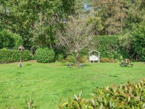 a yard with a park with a picnic table and a bench at Shire Cottage - Uk50416 in Bisterne
