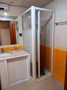 a bathroom with a shower and a sink at Beach & Pool in Costa da Caparica