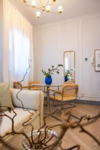 a living room with a table and chairs and a mirror at Apartamentos 4Duques in Cáceres