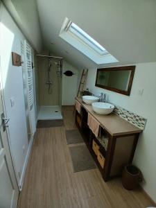 a bathroom with two sinks and a shower at Le Gîte de la Gartempe in Saint-Sornin-la-Marche