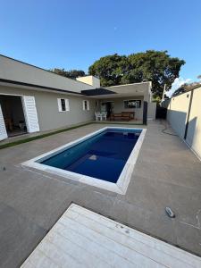 a swimming pool in the backyard of a house at chácara 3A-2 in Pôrto Feliz