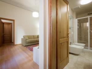 フィレンツェにあるSan Niccolò Luxuryのバスルーム(バスタブ、トイレ付)、ドアが備わります。