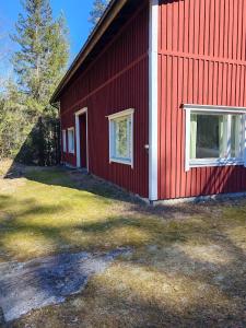 a red building with two windows on the side of it at Huone 2-4 henkilölle Inkoossa in Inkoo +6 photos