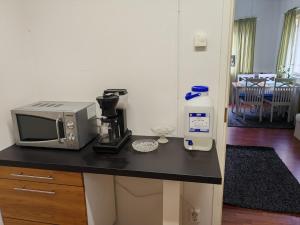 a kitchen counter with a microwave and a toaster oven at Huone 2-4 henkilölle Inkoossa in Inkoo