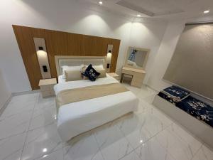 a bedroom with a large bed and a mirror at رفاه الماسي in Medina