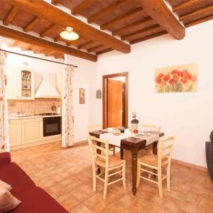 a kitchen and dining room with a table and chairs at B&B Le Cascatelle di Saturnia in Saturnia +21 photos
