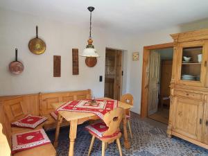 a dining room with a wooden table and chairs at Kienberghäusle in Pfronten