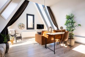 a living room with a couch and a table at Yn 'e Haven Logies in Earnewâld