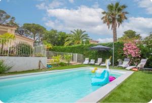 a swimming pool with a toy in a yard at Villa Osher in Saint-Raphaël